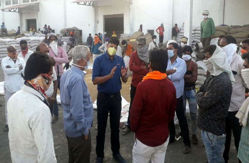 सभी किसानों का गेहूं खरीदी कर लिया जाएगा। खरीदी केंद्र पर ट्रेक्टरों की कतार