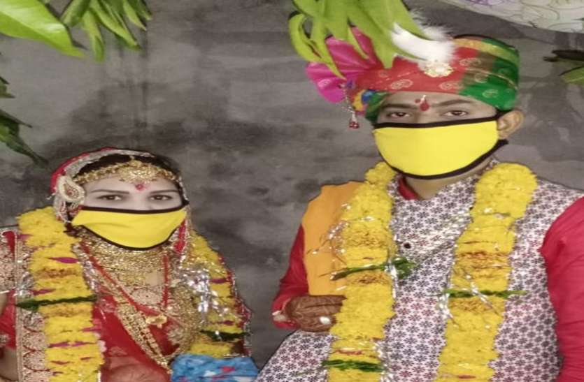 चार बाराती के साथ दूल्हा जाकर ले आया दुल्हन चार बाराती के साथ दूल्हा जाकर ले आया दुल्हन