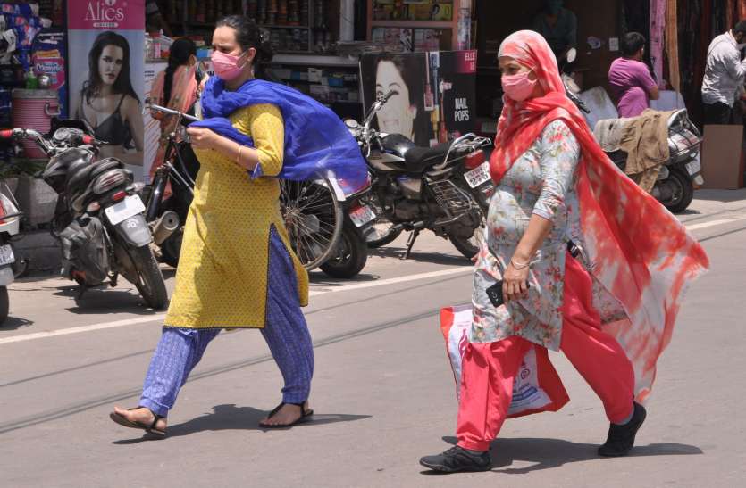 needs of people going door to door container area, materials provided कंटेनमेंट एरिया में घर-घर जाकर लोगों से पूछी जरूरतें और बाजार से उपलब्ध कराई सामग्री