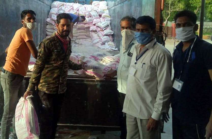 लॉकडाउन अवधि में निर्धन व जरुरतमंद परिवारों के लिए प्रशासन ने भेजे आटे के पैकेट लॉकडाउन अवधि में निर्धन व जरुरतमंद परिवारों के लिए प्रशासन ने भेजे आटे के पैकेट