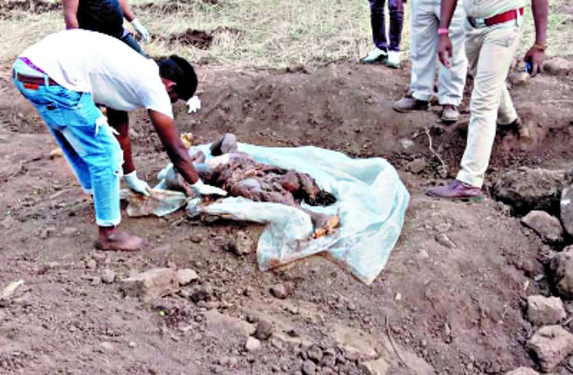 Mahesh's body buried in a well was removed after a lot of effort बड़ी मशक्कत के बाद निकाला गया कुएं में दबे महेश की बॉडी को