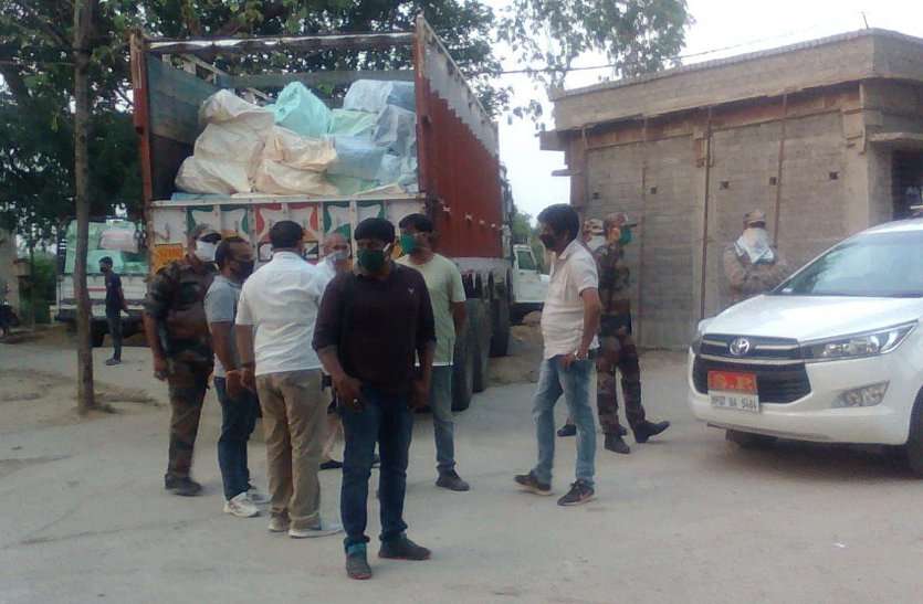 50 lakhs gutkha caught in police सूचना मिली थी शराब की, गुटखा की 300 झालर देख पुलिस के उड़े होश