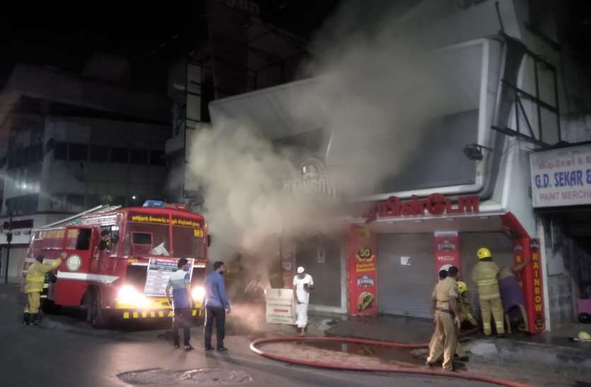Famous helmet shop get fire in chennai हेलमेट व बाइक एक्सेसरीज की दुकान में लगी भीषण आग, लाखों का नुकसान