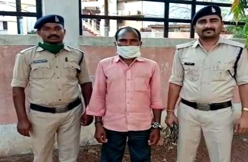 चरित्र पर हुआ संदेह तो चूहा मारने की दवा पानी में मिलाकर सनकी पति ने पत्नी को पिलाई, बच्चों ने उठाया मां की मौत से पर्दा चरित्र पर हुआ संदेह तो चूहा मारने की दवा पानी में मिलाकर सनकी पति ने पत्नी को पिलाई, बच्चों ने उठाया मां की मौत से पर्दा