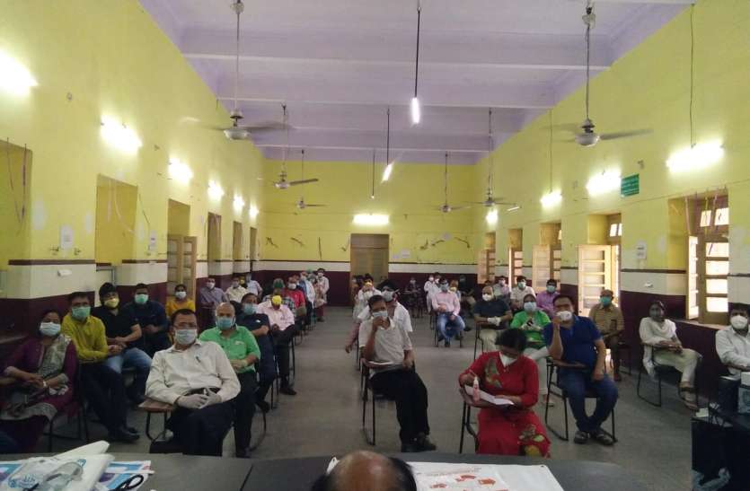 शहर के 56 चिकित्सक होम क्वारन्टीन, डॉक्टरों और जनता में मचा हड़कंप, अब जनता का कैसे होगा इलाज शहर के 56 चिकित्सक होम क्वारन्टीन, डॉक्टरों और जनता में मचा हड़कंप, अब जनता का कैसे होगा इलाज