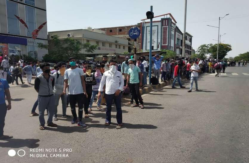 अफवाह ने बढ़ाई आफत: सोनी की चाली के पास उमड़े प्रवासी श्रमिक अफवाह ने बढ़ाई आफत: सोनी की चाली के पास उमड़े प्रवासी श्रमिक