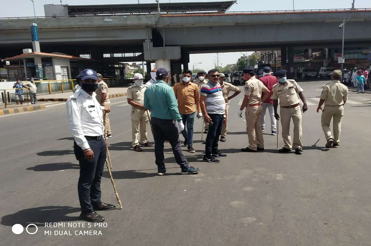 अफवाह ने बढ़ाई आफत: सोनी की चाली के पास उमड़े प्रवासी श्रमिक