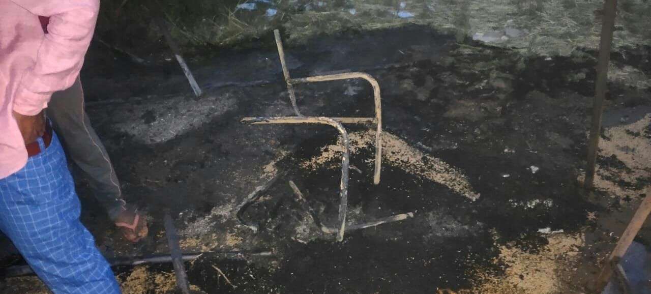 200 कुंतल गेहूं व बारदाना जलकर खाक, हम्माल का पैर झुलसा, रेफर