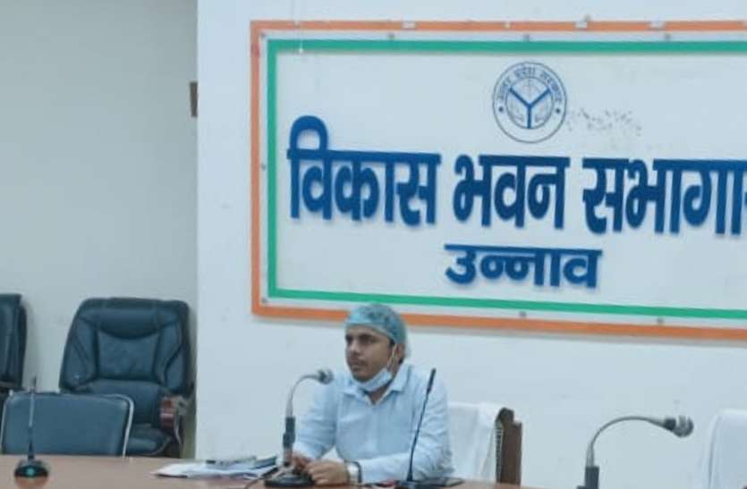 आरोग्य सेतु एप को लेकर अधिकारियों पर लटकी तलवार, प्रदेश से मिले स्थान से जिलाधिकारी नाराज आरोग्य सेतु एप को लेकर अधिकारियों पर लटकी तलवार, प्रदेश से मिले स्थान से जिलाधिकारी नाराज