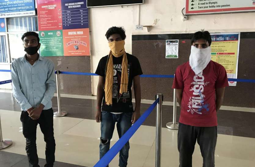 jr05station.jpg श्रमिक स्पेशल ट्रेन में सवार होने पहुंचे श्रमिक, प्लेटफॉर्म से भगाया