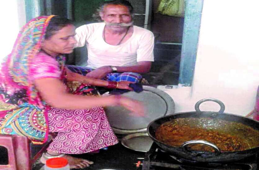 People are making food for themselves on lockdown shop लॉकडाउन पर खुद की दुकान बंद पर लोगों के लिए बना रहे हैं भोजन