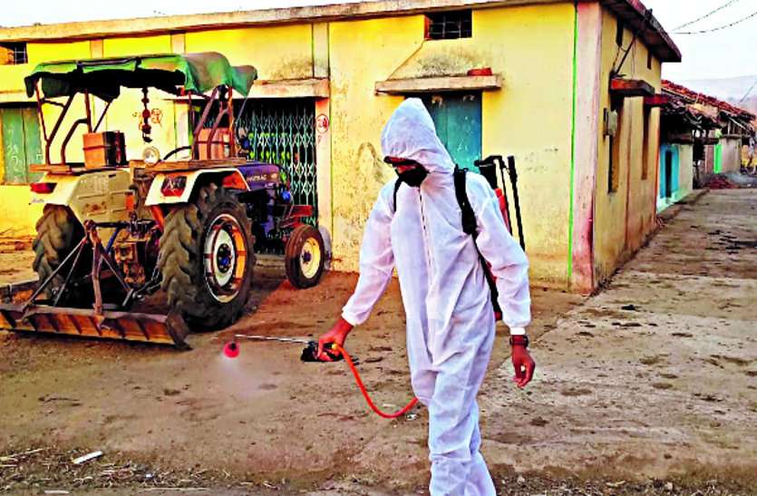 People from outside states continue, Gatapar Panchayat sanitizes village बाहरी राज्यों से जारी है लोगों का आना, गातापार पंचायत ने गांव को किया सेनेटाइज