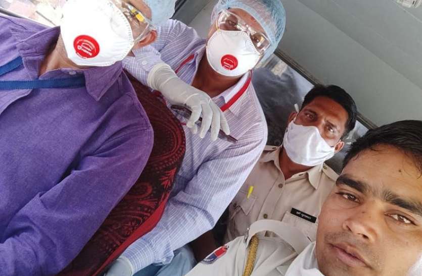 कोरोना संक्रमित सदस्य के आने की सूचना मचा हडकम्प कोरोना संक्रमित सदस्य के आने की सूचना मचा हडकम्प