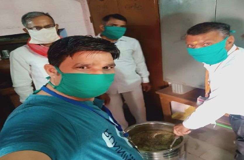 आयुर्वेद काढे का किया जा रहा वितरण आयुर्वेद काढे का किया जा रहा वितरण