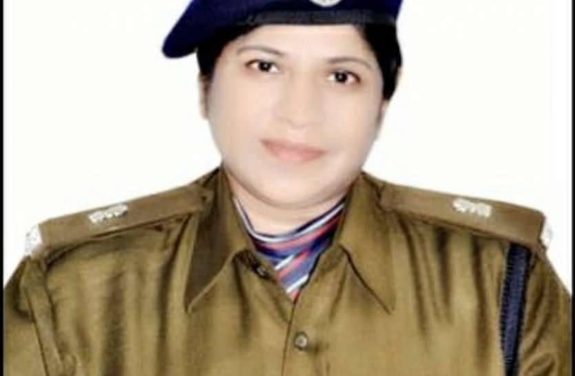 परिवार रेड जोन में, खुद दूसरे शहर को बचाने के लिए मुश्तैद परिवार रेड जोन में, फर्ज निभाते हुए खुद दूसरे शहर को बचाने में लगी