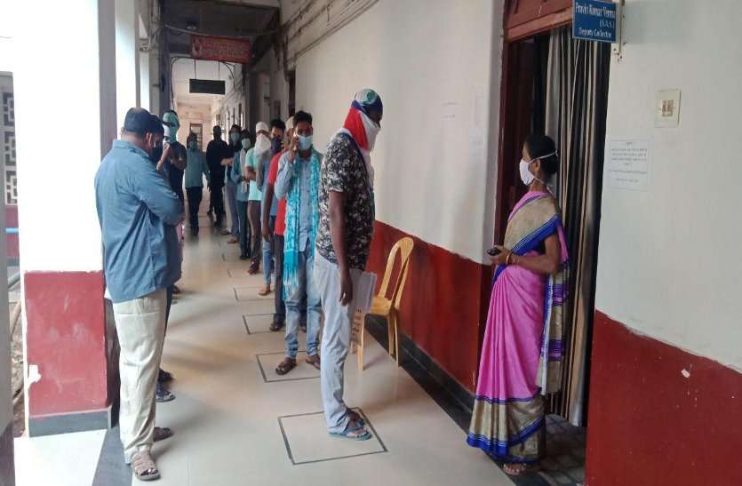 लॉकडाउन में छूट के बाद बस्तर में फंसे प्रवासियों के जाने का खुला रास्ता, पास लेने लगी लंबी लाइन, लेकिन इस जानकारी के साथ लॉकडाउन में छूट के बाद बस्तर में फंसे प्रवासियों के जाने का खुला रास्ता, पास लेने लगी लंबी लाइन, लेकिन इस जानकारी के साथ