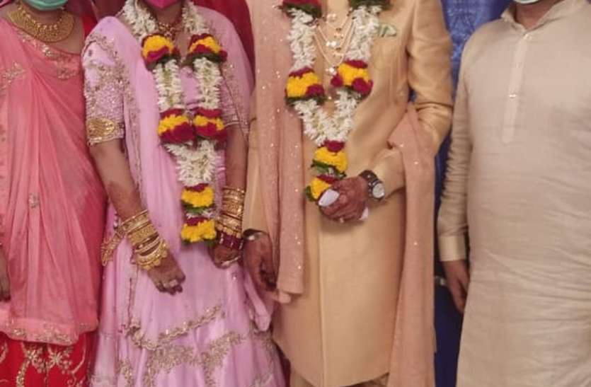 LOCKDOWN MARRIAGE: डेढ़ साल तक नहीं था मुहूर्त, फिर क्या हो गई शादी LOCKDOWN MARRIAGE: डेढ़ साल तक नहीं था मुहूर्त, फिर क्या हो गई शादी