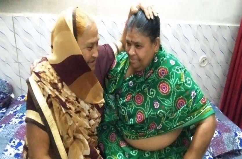 Alwar Mom And Daughter Meet After Many Days अलवर: लॉक डाउन 3 में मिली कुछ छूट तो मां से मिली बेटी, छलके दोनों के आंसू