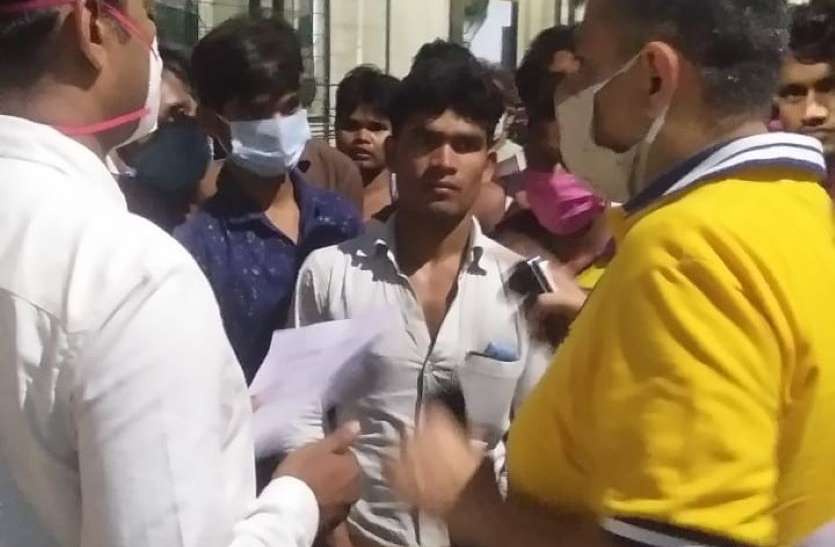 बेसब्र मजदूर प्रशासन को सुनने को तैयार नहीं हम यहां बेहाल वहां वो परेशान हैं साहब