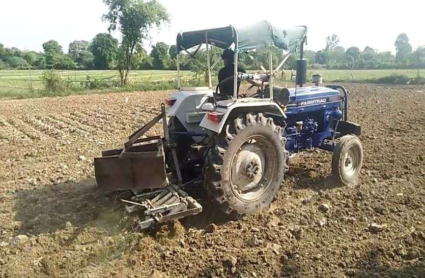नरमा-कपास की बुआई में जुटे किसान नरमा-कपास की बुआई में जुटे किसान
