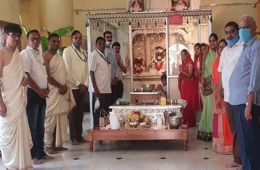 mysore मंदिर के शिखर पर चढ़ाई ध्वजा