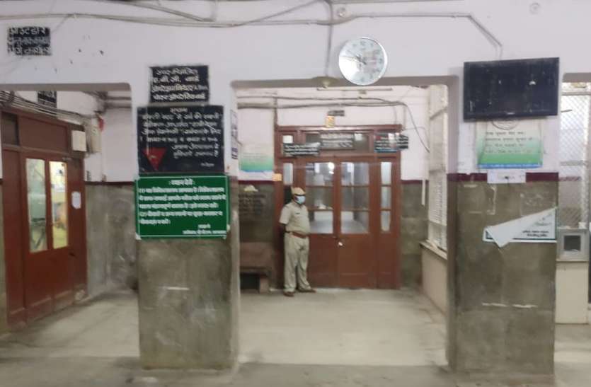 25 परिजन-परिचित, 13 रेडियोकार्मिक व एक चिकित्सक क्वारेंटाइन 25 परिजन-परिचित, 13 रेडियोकार्मिक व एक चिकित्सक क्वारेंटाइन