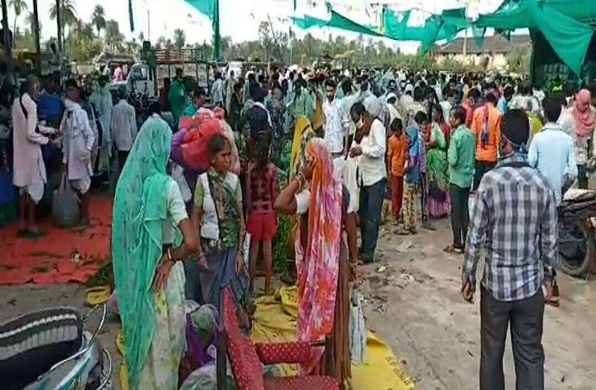सामाजिक दूरी के नियम की धज्जियां उड़ी सामाजिक दूरी के नियम की धज्जियां उड़ी