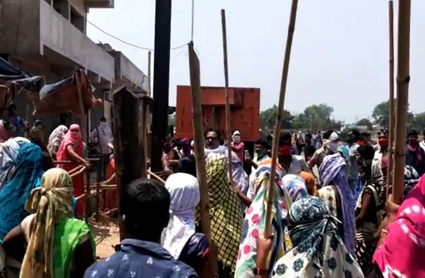 raipur__liquor_protest.jpg डेढ़ महीने बाद खुली शराब दुकान को डंडे लेकर पहुंची महिलाओं ने कराया बंद