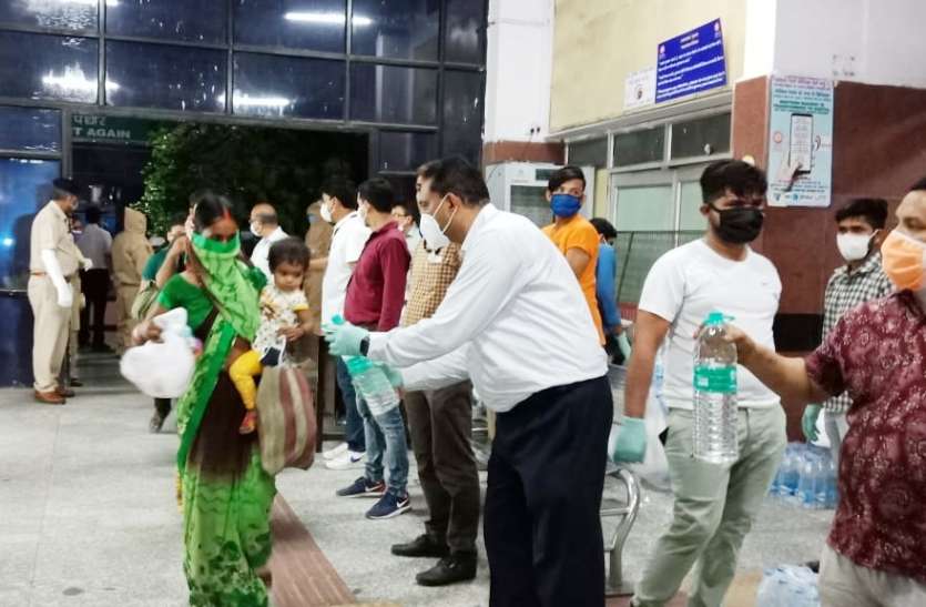 lockdown3.0: प्रवासी मजदूरों के टिकट का सारा खर्च सामाजिक संस्था ने उठाया, फूड पैकेट भी दिए lockdown3.0: प्रवासी मजदूरों के टिकट का सारा खर्च सामाजिक संस्था ने उठाया, फूड पैकेट भी दिए