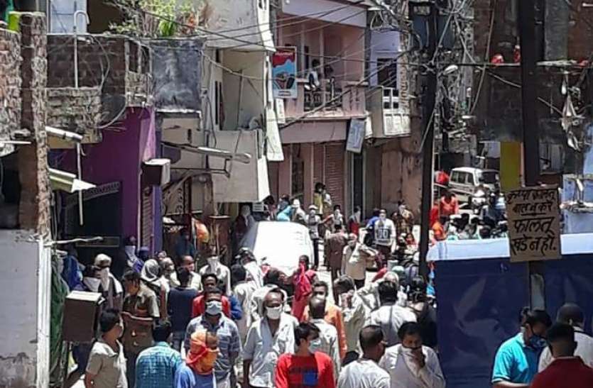 लॉकडाउन खुला नहीं, जनता सड़कों पर, आम दिनों जैसी भीड़, मास्क का नियम भी भूले लॉकडाउन खुला नहीं, जनता सड़कों पर, आम दिनों जैसी भीड़, मास्क का नियम भी भूले