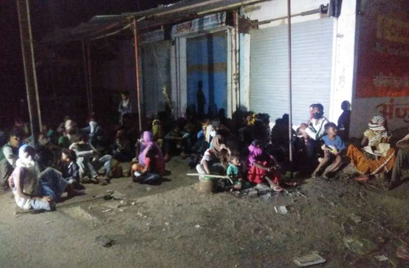 Innocent children in lap, 76 women male laborers traveling on foot fro गोद में मासूम बच्चे, सिर पर सामान का बोझ लेकर इलाहाबाद से पैदल यात्रा करते हुए अमिलिया पहुंचे 76 महिला पुरूष श्रमिक