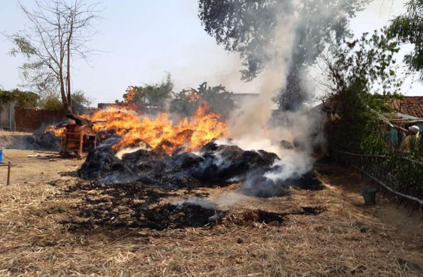 Fire in the barn, half a dozen farmers destroyed खलिहान में लगी आग, आधा दर्जन किसानों की फ सल हुई खाक