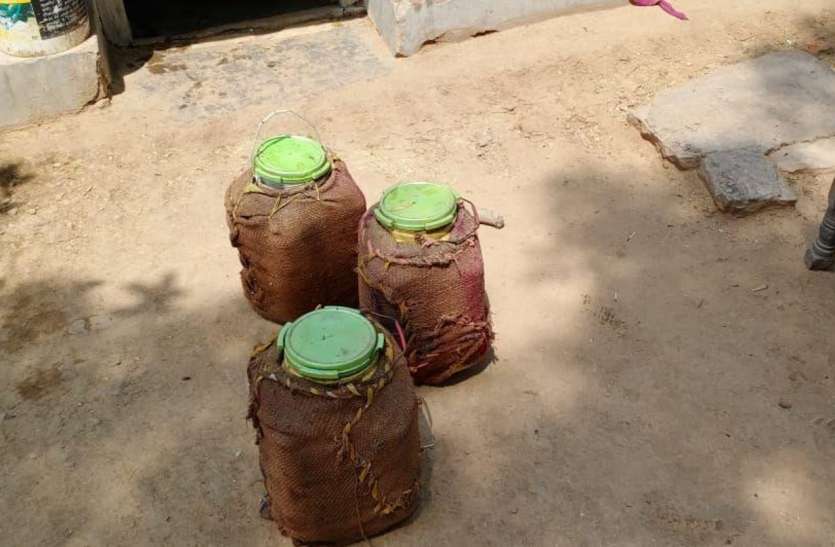 liquor video news: जंगल में मिला कच्ची शराब का जखीरा, 5000 लीटर लाहन नष्ट