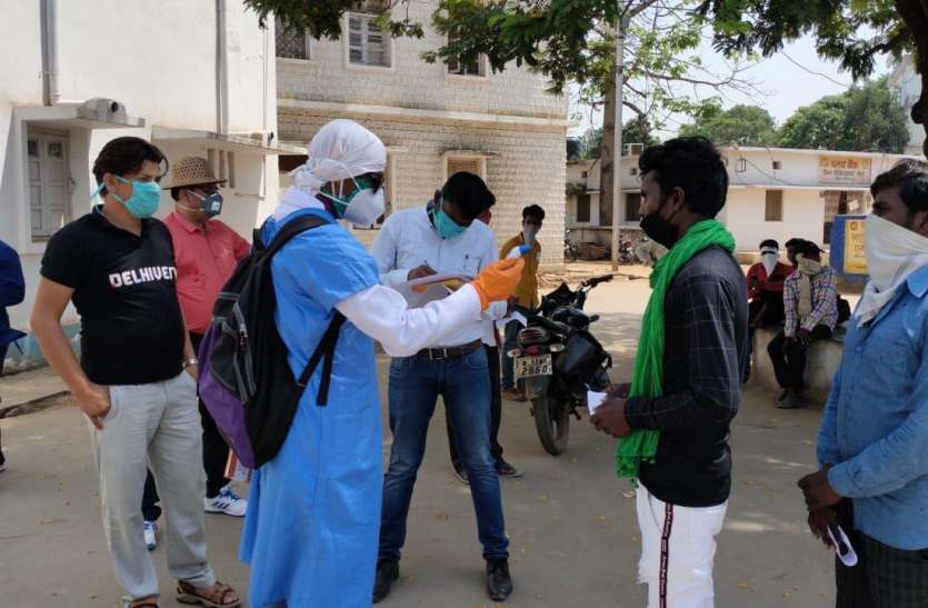 Workers from outside the state arrived straight, home quarantine is be राज्य से बाहर के श्रमिकों का जत्था पहुंचा सीधी, किया जा रहा होम क्वारंटाईन