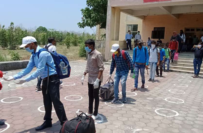 झारखंड रवाना होने से पहले प्रवासी श्रमिकों ने छत्तीसगढ़ सरकार और यहां के लोगों की जमकर की तारीफ, कहा-छत्तीसगढिय़ा सबले बढिय़ा