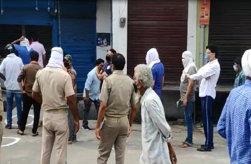 shamli_wine.png भीड़ उमड़ने पर सुबह में बंद करा दी गई शराब की दुकानें, फिर से जब खुली तो दिखा ऐसा नजारा