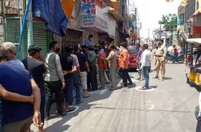 meerut ग्रामीण क्षेत्रों में शराब की दुकानें खुलते ही पहुंच गए शहर के लोग भी, लंबी लाइनें लगने पर बिगड़ी स्थिति