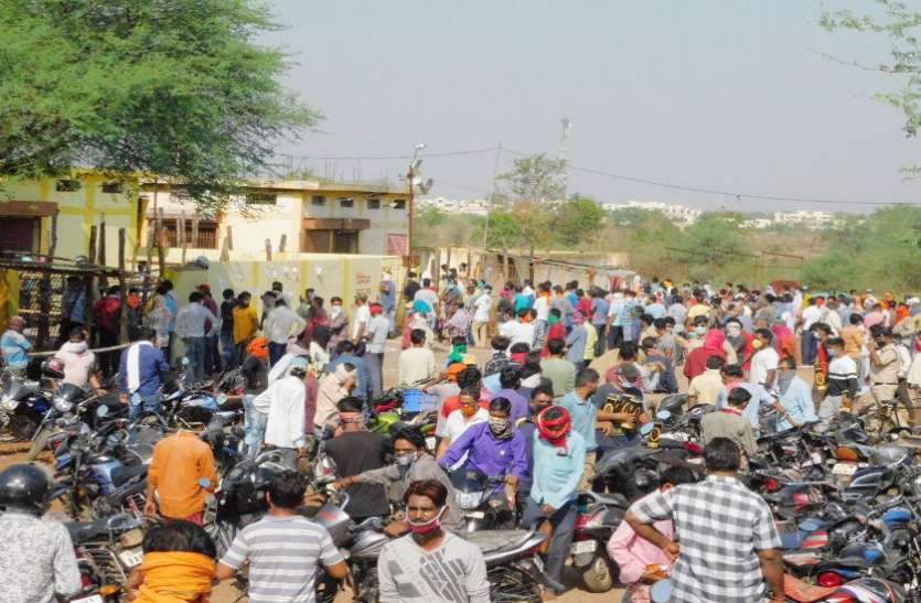 लापरवाही की हद...मास्क नहीं पहनने और सोशल डिस्टेंस का पालन न करने पर 651 लोगों पर जुर्माना लापरवाही की हद...मास्क नहीं पहनने और सोशल डिस्टेंस का पालन न करने पर 651 लोगों पर जुर्माना