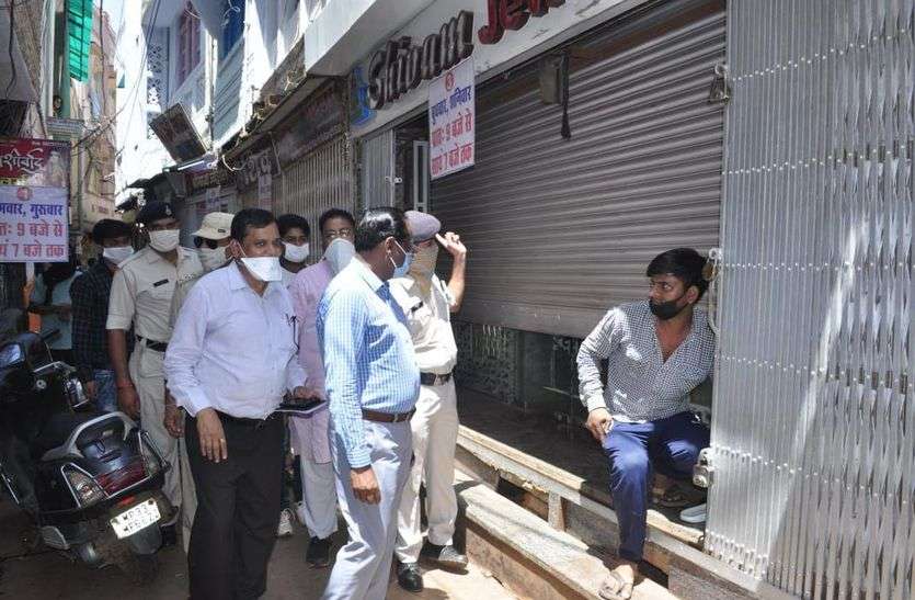 शिवपुरी बाजार में असमंजस में रहे दुकानदार शिवपुरी बाजार में असमंजस में रहे दुकानदार