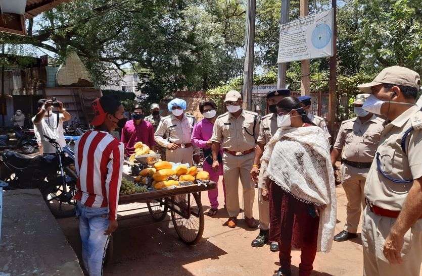 शिवपुरी शहर में कई जगह कमी देखकर अधिनस्थों को दिए सुधार के निर्देश,शिवपुरी शहर में कई जगह कमी देखकर अधिनस्थों को दिए सुधार के निर्देश शिवपुरी शहर में कई जगह कमी देखकर अधिनस्थों को दिए सुधार के निर्देश