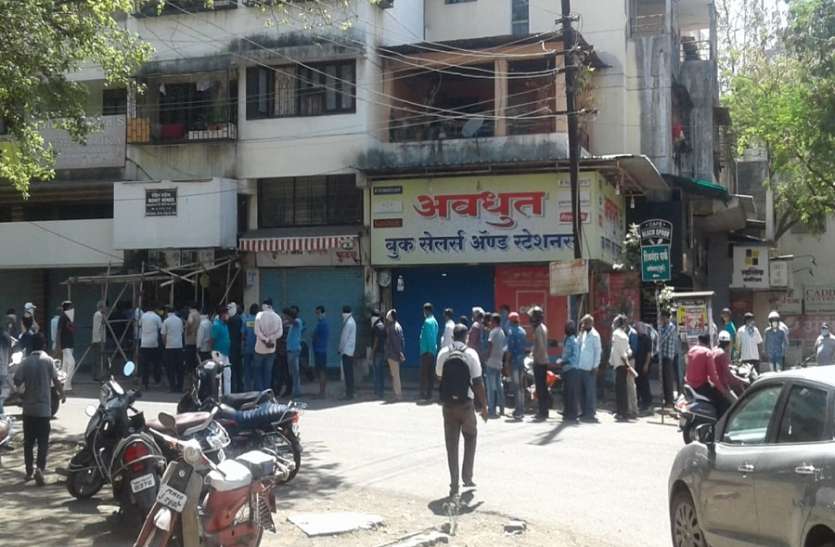 घंटो की लाइन में महीनों की शराब घंटो की लाइन में महीनों की शराब