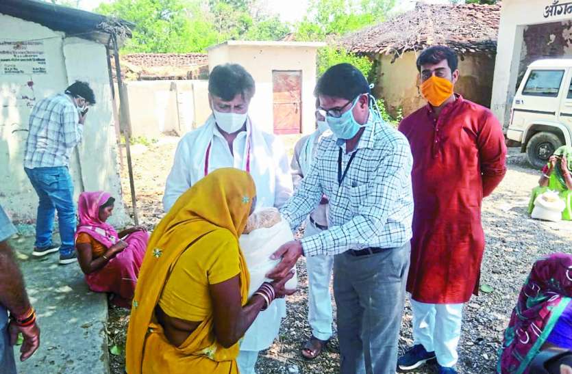 आदिवासी परिवारों को बांटे अनाज आदिवासी परिवारों को बांटे अनाज