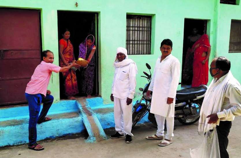 घर-घर बांटी 45 क्विंटल हरी सब्जी घर-घर बांटी 45 क्विंटल हरी सब्जी