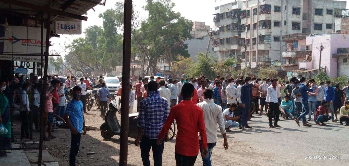 गांव जाने की चाहत में सड़क पर उतरे लोग