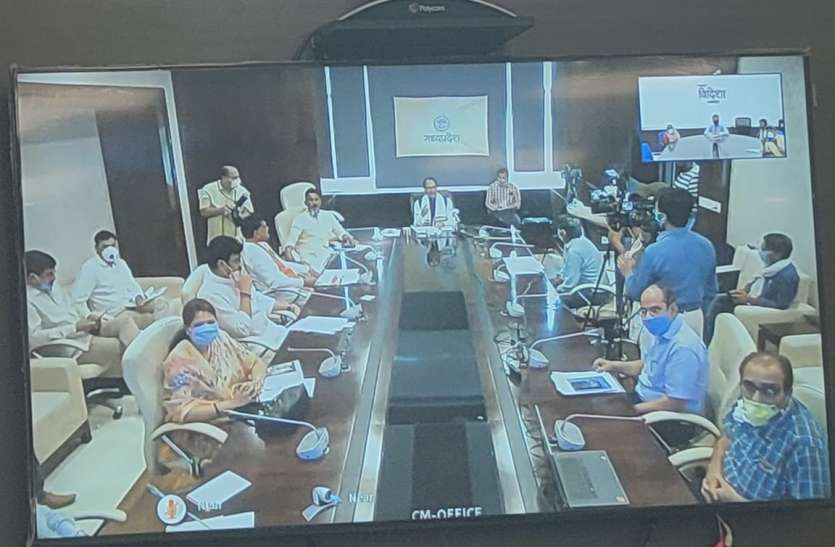 विदिशा। व्हीसी के माध्यम से संबंध के हितग्राहियों से चर्चा करते मुख्यमंत्री शिवराजसिंह चौहान। मुख्यमंत्री ने व्हीसी के माध्यम से की संबल योजना के लाभांवित हितग्राही से चर्चा कर जाने उनके हाल