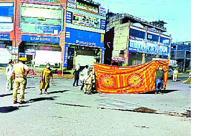 कार खराब हुई, पुलिस ने कनात लगा करवाया प्रसव कार खराब हुई, पुलिस ने कनात लगा करवाया प्रसव
