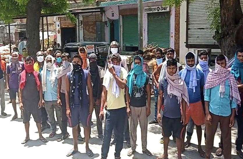 लॉकडाउन में फंसे बिहार और जम्मू-कश्मीर के श्रमिकों ने थाने सामने किया प्रदर्शन लॉकडाउन में फंसे बिहार और जम्मू-कश्मीर के श्रमिकों ने थाने सामने किया प्रदर्शन