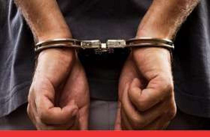 arrest_3.jpg शराब चोरी करने के आरोप में गिरफ्तार