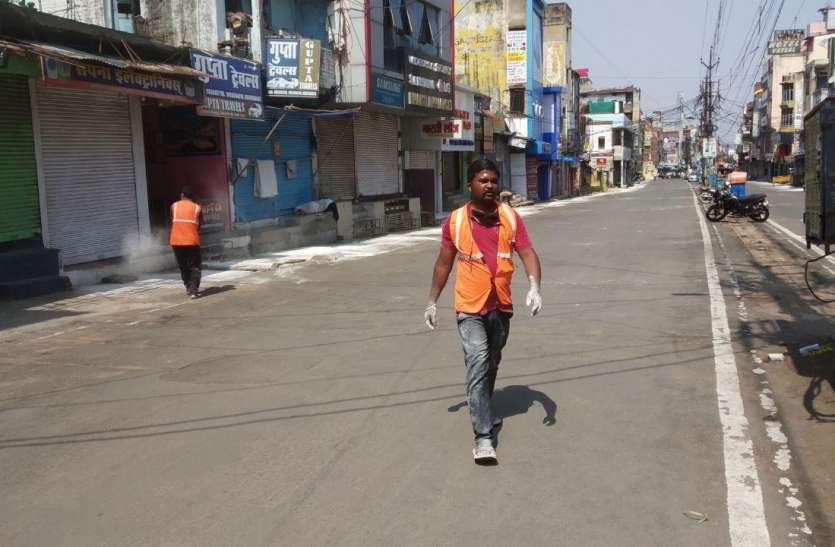Employees without safety equipment संक्रमण का खतरा- हाथ में ग्लब्ज, न पैर में बूट, मास्क का भी नहीं करते उपयोग...