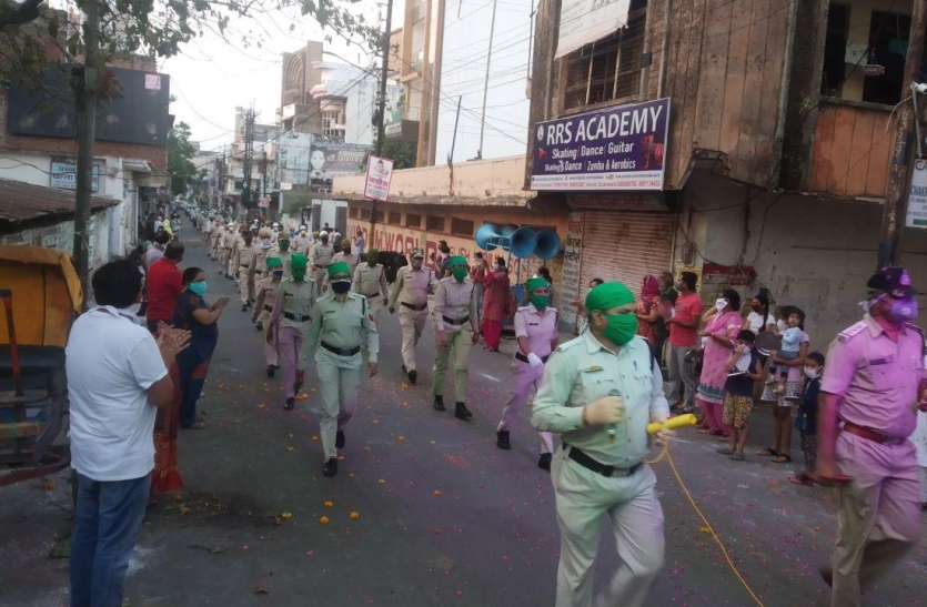 Flower rain on corona karmveer शहर में निकाली जागरुकता रैली तो कोरोना कर्मवीरों का इस तरह हुआ सम्मान...